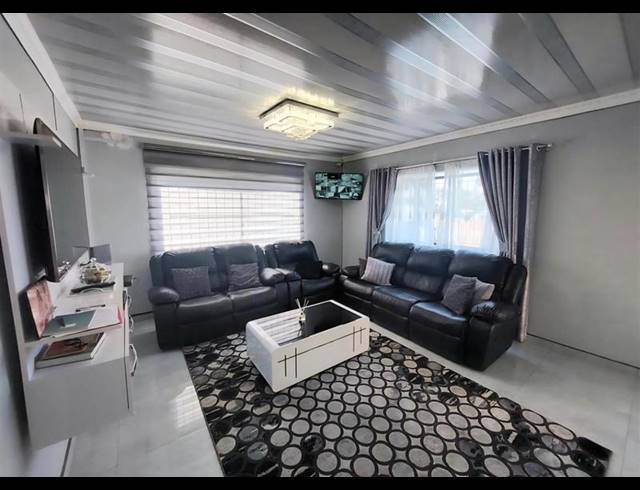 4 BEDROOM HOUSE FOR SALE IN OVERPORT